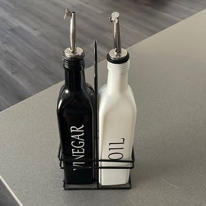 Im selling this oil and vinegar set